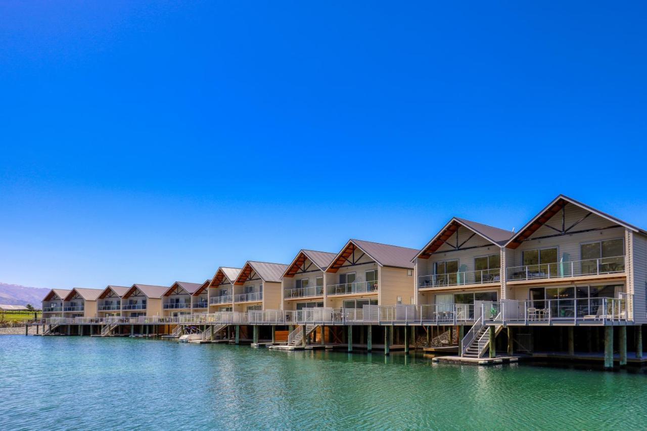 Marsden Lake Resort Central Otago Cromwell Exterior foto The resort's overwater bungalows