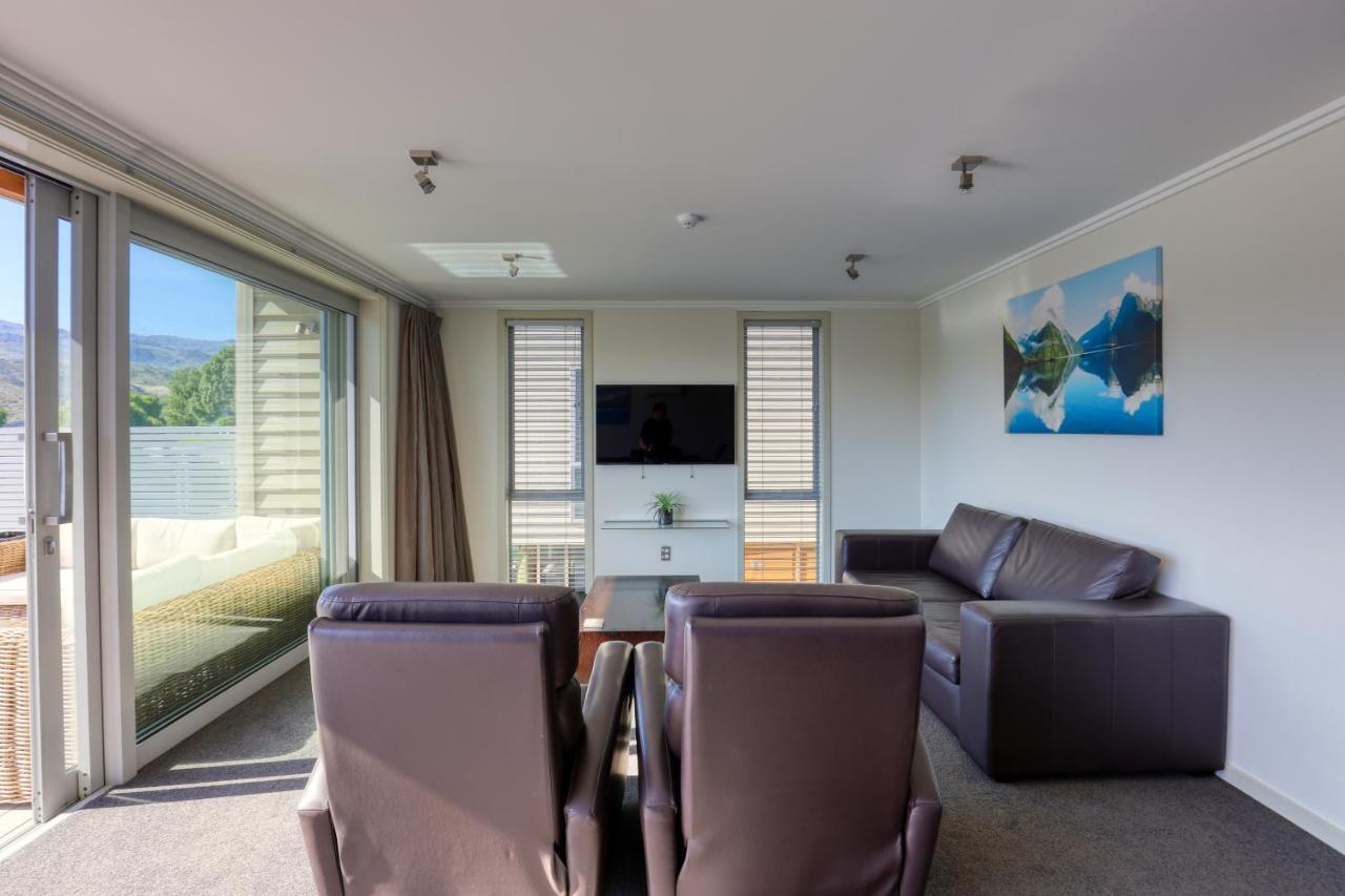 Marsden Lake Resort Central Otago Cromwell Exterior foto A living room in a typical apartment at the hotel