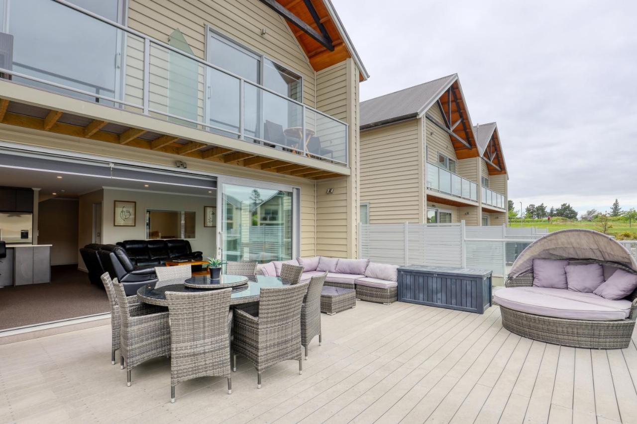 Marsden Lake Resort Central Otago Cromwell Exterior foto A composite wood deck