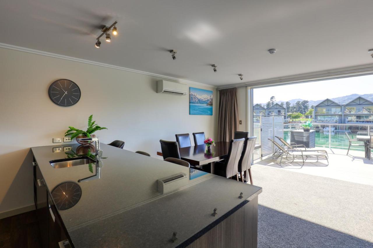 Marsden Lake Resort Central Otago Cromwell Exterior foto A kitchen in a modern apartment