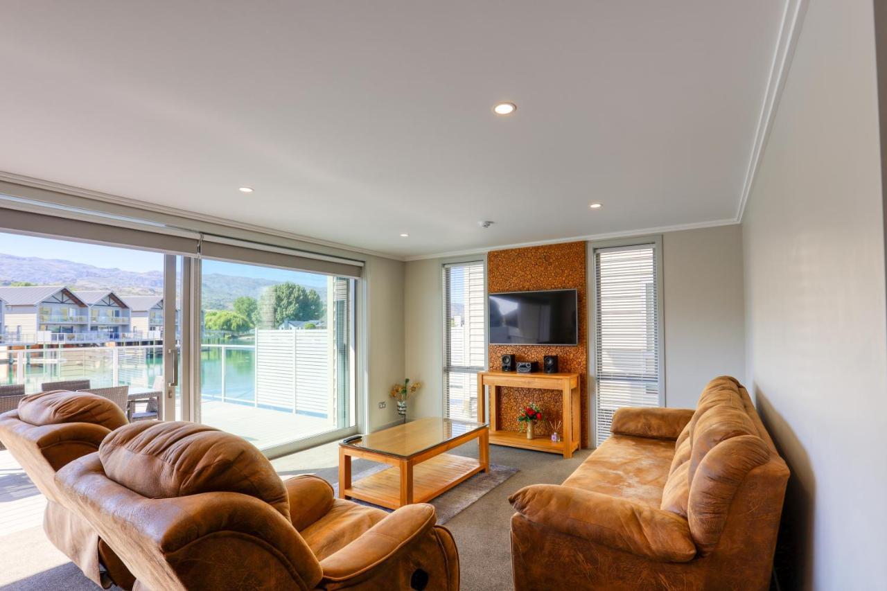 Marsden Lake Resort Central Otago Cromwell Exterior foto A living room in a typical apartment at the hotel