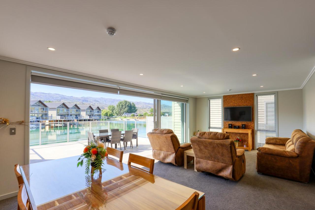 Marsden Lake Resort Central Otago Cromwell Exterior foto A living room in a typical apartment at The Lakes Resort