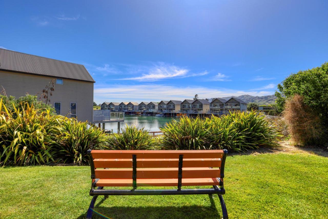 Marsden Lake Resort Central Otago Cromwell Exterior foto A bench at the lake